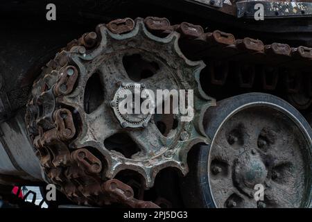 Tallinn, Estland - 25. Februar 2023: Zerbrochener und verbrannter russischer Panzer T-72B3 auf öffentlicher Ausstellung am Tallinn Freedom Square. Stockfoto