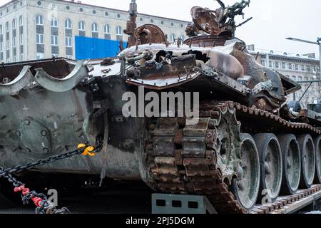 Tallinn, Estland - 25. Februar 2023: Zerbrochener und verbrannter russischer Panzer T-72B3 auf öffentlicher Ausstellung am Tallinn Freedom Square. Stockfoto