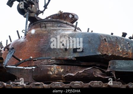 Tallinn, Estland - 25. Februar 2023: Zerbrochener und verbrannter russischer Panzer T-72B3 auf öffentlicher Ausstellung am Tallinn Freedom Square. Stockfoto