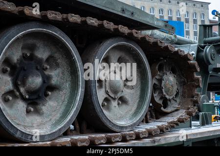 Tallinn, Estland - 25. Februar 2023: Zerbrochener und verbrannter russischer Panzer T-72B3 auf öffentlicher Ausstellung am Tallinn Freedom Square. Stockfoto