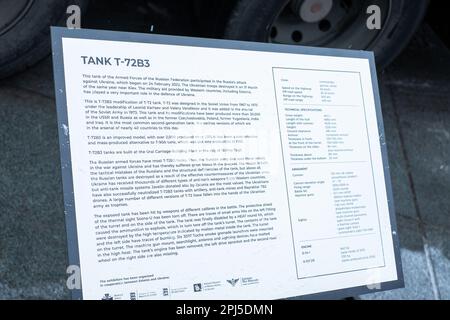 Tallinn, Estland - 25. Februar 2023: Zerbrochener und verbrannter russischer Panzer T-72B3 auf öffentlicher Ausstellung am Tallinn Freedom Square. Stockfoto