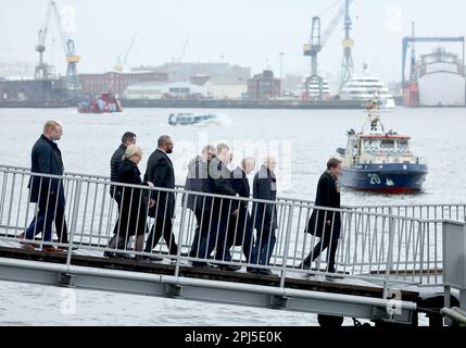 Hamburg, Deutschland. 31. März 2023. Peter Tschentscher (2. von rechts, SPD), erster Bürgermeister von Hamburg, König Karl III. Von Großbritannien (3. von rechts, und deutscher Präsident Frank-Walter Steinmeier (4. von rechts) kommen am Hafen an, um an einer Hafenrundfahrt teilzunehmen. Am Ende ihrer dreitägigen Reise nach Deutschland besuchen der britische König und seine Frau die Hansestadt Hamburg. Kredit: Christian Charisius/dpa/Alamy Live News Stockfoto