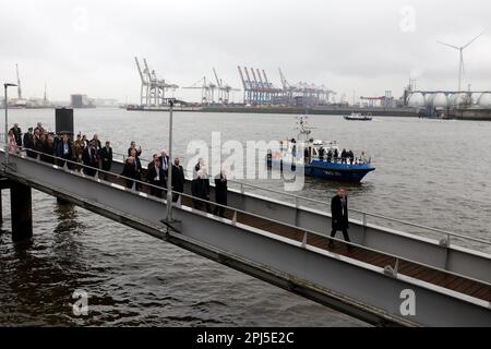 Hamburg, Deutschland. 31. März 2023. Peter Tschentscher (4. von rechts, SPD), erster Bürgermeister von Hamburg, König Karl III. Von Großbritannien (2. von rechts), deutscher Präsident Frank-Walter Steinmeier (3. von rechts) und James cleverly (6. von rechts), Außenminister von Großbritannien, kommen am Hafen an, um an einer Hafenrundfahrt teilzunehmen. Am Ende ihrer dreitägigen Reise nach Deutschland besuchen der britische König und seine Frau die Hansestadt Hamburg. Kredit: Christian Charisius/dpa/Alamy Live News Stockfoto