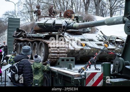 Tallinn, Estland - 25. Februar 2023: Zerbrochener und verbrannter russischer Panzer T-72B3 auf öffentlicher Ausstellung am Tallinn Freedom Square. Stockfoto