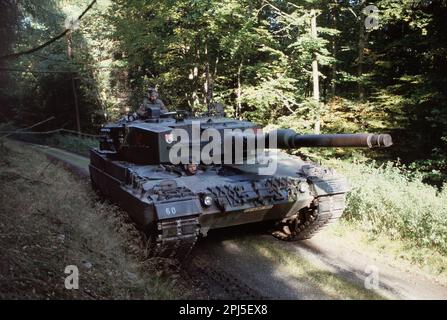 Panzer der deutschen Armee Leopard 2 während NATO-Übungen in Deutschland - Carro armato Leopard 2 dell'Esercito Tedesco durante esercitazioni NATO in Germanien Stockfoto