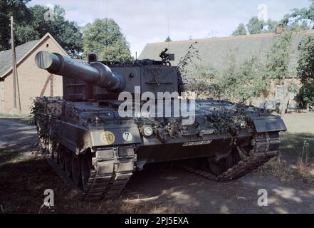 Panzer der deutschen Armee Leopard 2 während NATO-Übungen in Deutschland - Carro armato Leopard 2 dell'Esercito Tedesco durante esercitazioni NATO in Germanien Stockfoto