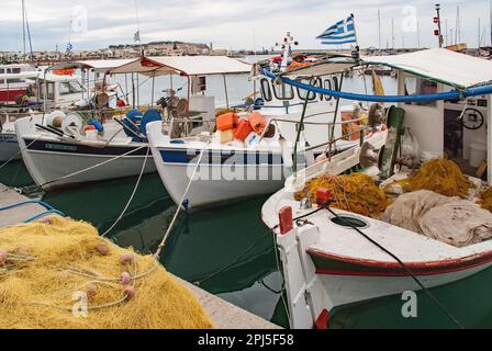 Das Hafengebiet in Rethymnon, Kreta, Griechenland, wo Fischerboote gefesselt und einige aus dem Wasser gezogen werden. Stockfoto