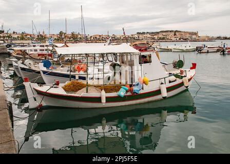 Das Hafengebiet in Rethymnon, Kreta, Griechenland, wo Fischerboote gefesselt und einige aus dem Wasser gezogen werden. Stockfoto