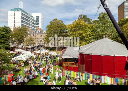 Ein großer Veranstaltungsort im Freien beim Edinburgh Fringe Festival Stockfoto