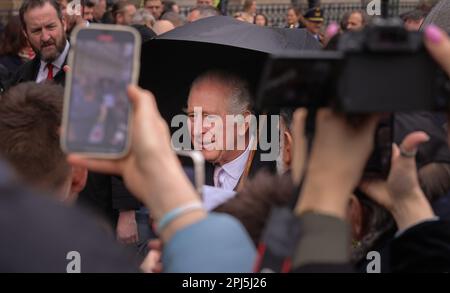 Hamburg, Deutschland. 31. März 2023. In guter Laune begrüßt König Karl III. Von Großbritannien die Bürger auf dem Rathausmarkt in Hamburg. Am Ende ihrer dreitägigen Reise nach Deutschland besuchen der britische König und seine Frau die Hansestadt Hamburg. Kredit: Ulrich Perrey/dpa/Alamy Live News Stockfoto