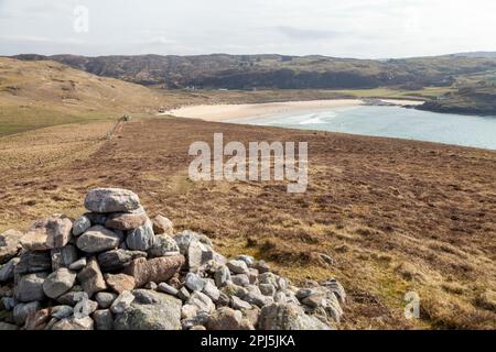 Blick hinunter zur Farr Bay vom kleinen Hügel ARD Beag in der Nähe von Bettyhill in den schottischen Highlands Stockfoto