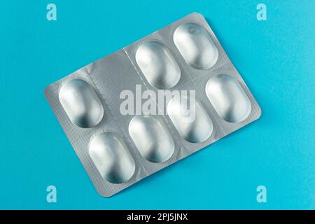 Nahaufnahme von Pillen in metallischer Blisterpackung Stockfoto