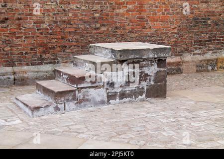 Klassische Steintreppe zum Reiten auf einem Pferd. Stockfoto