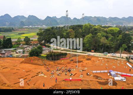 (230331) -- GUIYANG, 31. März 2023 (Xinhua) -- Dieses Luftfoto wurde am 30. März 2023 aufgenommen und zeigt den Ausgrabungsbereich der Grabstätte Dasongshan in GUI'an New Area der Provinz Guizhou im Südwesten Chinas. Archäologen haben mehr als 4.000 Stücke oder Sätze von Relikten, hauptsächlich Haushaltsgeräte und Ornamente, aus 2.192 Gräbern am Dasongshan-Grab in Guizhou ausgegraben. Die große Grabanlage hat Licht in das Leben, den Handel und den Glauben der antiken ethnischen Minderheiten im Südwesten Chinas gebracht. Das Dasongshan-Grab gehört zu Chinas 10 besten archäologischen Funden des Jahres 2022. (Xinhua Stockfoto