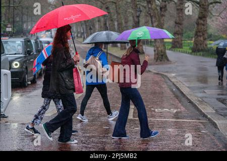 London UK 31. März 2023. Fußgänger mit Regenschirmen trotzen den nassen und stürmischen Bedingungen in Westminster. Das MET-Büro hat eine gelbe Warnung vor sintflutartigen Regenfällen und 70mph Winden herausgegeben, da Storm Math Teile von Britain Credit treffen wird: amer Ghazzal/Alamy Live. Nachrichten Stockfoto
