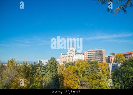 Die Almudena-Kathedrale aus dem Park Las Vistillas. Madrid, Spanien. Stockfoto