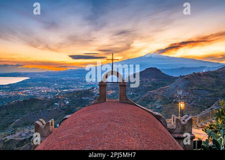 Taormina, Sizilien, Italien mit der antiken Kirche San Biagio und Mt. Ätna in der Dämmerung. Stockfoto