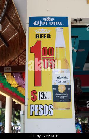 Corona Extra Bier zum Verkauf in einem touristischen Souvenirladen, Tulum, Mexiko Stockfoto