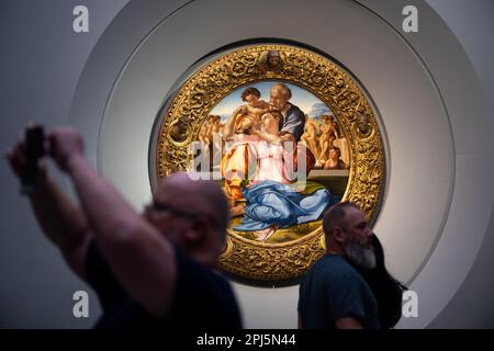 Michelangelos „Doni Tondo“ in den Uffizien, Florenz, Italien Stockfoto