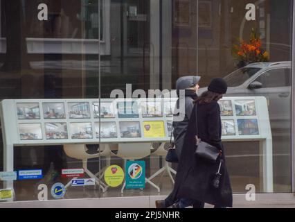 London, England, Großbritannien. 31. März 2023. Die Leute gehen an einem Immobilienmakler in Zentral-London vorbei, da die Immobilienpreise mit dem schnellsten jährlichen Kurs seit 2009 fallen. (Kreditbild: © Vuk Valcic/ZUMA Press Wire) NUR REDAKTIONELLE VERWENDUNG! Nicht für den kommerziellen GEBRAUCH! Stockfoto