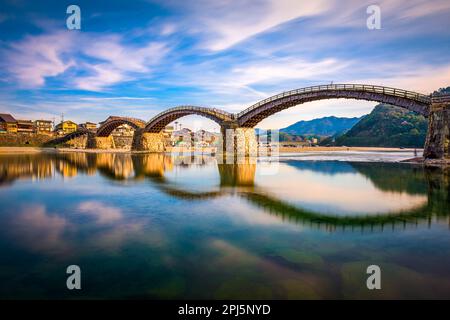 Iwakuni, Yamaguchi, Japan in der Kintaikyo Brücke über den Nishiki Fluss in der Dämmerung. Stockfoto