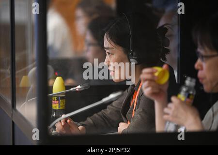 BOAO, Chinas Provinz Hainan. 29. März 2023. Ein Dolmetscher arbeitet an einer Sitzung der Boao Forum for Asia (BFA) Annual Conference 2023 in Boao, südchinesische Provinz Hainan, 29. März 2023. Kredit: Pu Xiaoxu/Xinhua/Alamy Live News Stockfoto