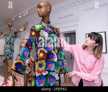 London, Großbritannien. 31. März 2023. Galeriepersonal mit dem Psyche 'Dahlia' Overall. William Morris Gallery enthüllt eine große Ausstellung des Modedesigners Ashish. Ashish Gupta ist ein Modedesigner, dessen Signatur Pailletten und Perlen sind und sein indisches Erbe nutzen. Sein gleichnamiges Label greift auf sein Erbe zurück, mit Stücken, die von Madonna, Lady Gaga, taylor Swift und vielen anderen getragen wurden.bis zum 10. September 2023 werden über 60 Designs aus den letzten 20 Jahren ausgestellt. Kredit: Imageplotter/Alamy Live News Stockfoto