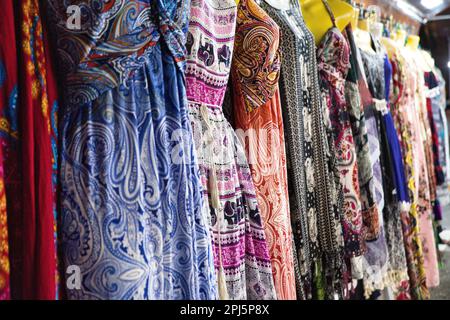 Farbenfrohe Hängekleider auf der Khaosan Road in Bangkok, Thailand. Stockfoto