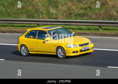 1999 90s gelber HONDA CIVIC JORDAN VTI in limitierter Auflage, Hatchback, Benzinmotor 1595 cm3; Fahrt auf der Autobahn M61 UK Stockfoto