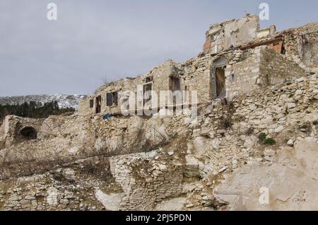 Blick auf die Geisterstadt nach dem großen Erdbeben in Umbrien, Italien Stockfoto