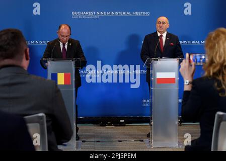 Lodz, Warschau, Polen. 31. März 2023. Der rumänische Außenminister Bogdan Aurescu (L) und der polnische Außenminister Zbigniew Rau (R) halten am 30. März 2023 in Bukarest neun (B9) eine Pressekonferenz. Die Gespräche zwischen den Außenministern werden sich angesichts der russischen Aggression gegen die Ukraine auf Sicherheitsfragen in der Region konzentrieren. (Kreditbild: © Aleksander Kalka/ZUMA Press Wire) NUR REDAKTIONELLE VERWENDUNG! Nicht für den kommerziellen GEBRAUCH! Stockfoto