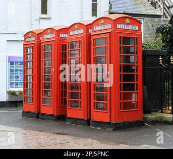K6 rote Telefonzellen oder Kioske in einer Straße in Truro, Cornwall, England, Großbritannien Stockfoto