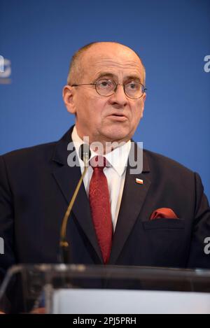 Lodz, Warschau, Polen. 31. März 2023. Der polnische Außenminister Zbigniew Rau (R) hält am 30. März 2023 während des Ministertreffens Bukarest Nine (B9) in Lodz (Polen) eine Pressekonferenz ab. Die Gespräche zwischen den Außenministern werden sich angesichts der russischen Aggression gegen die Ukraine auf Sicherheitsfragen in der Region konzentrieren. Auch NATO-Beamte und Vertreter aus Schweden, Finnland und Spanien werden erwartet. (Kreditbild: © Aleksander Kalka/ZUMA Press Wire) NUR REDAKTIONELLE VERWENDUNG! Nicht für den kommerziellen GEBRAUCH! Stockfoto