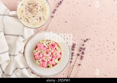 Sommerlich ästhetischer Lavendel-raf-Kaffee mit Blumen und geblümtem Dessert, Kopierbereich. Stockfoto