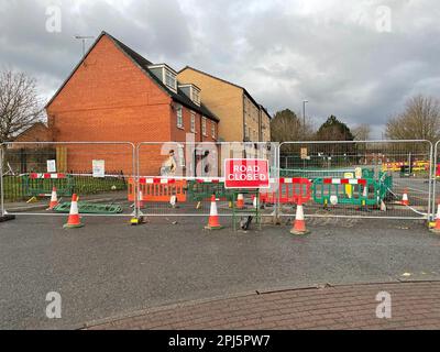 Die Szene auf der Grampian Way, Sinfin, in Derby, von Schäden an zwei Häusern durch einen 14-jährigen Jungen am 25. Februar. Der Teenager, der aus rechtlichen Gründen nicht benannt werden kann, setzte sich hinter das Steuer eines gestohlenen Volkswagen Sharan und erreichte Geschwindigkeiten von über 30mph km/h, bevor er abstürzte. Der Junge gab später zu, dass er ein Fahrzeug ohne Einwilligung nahm und ohne Führerschein oder Versicherung fuhr. Foto: Freitag, 31. März 2023. Stockfoto