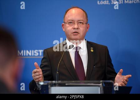 Lodz, Warschau, Polen. 31. März 2023. Der rumänische Außenminister Bogdan Aurescu hält am 30. März 2023 während des Ministertreffens Bukarest Nine (B9) in Lodz (Polen) eine Pressekonferenz ab. Die Gespräche zwischen den Außenministern werden sich angesichts der russischen Aggression gegen die Ukraine auf Sicherheitsfragen in der Region konzentrieren. Auch NATO-Beamte und Vertreter aus Schweden, Finnland und Spanien werden erwartet. (Kreditbild: © Aleksander Kalka/ZUMA Press Wire) NUR REDAKTIONELLE VERWENDUNG! Nicht für den kommerziellen GEBRAUCH! Stockfoto