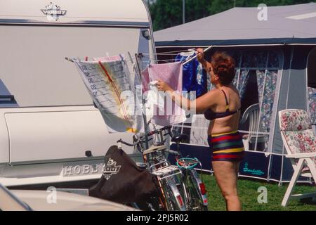 Eine Frau hängt Wäsche. Stockfoto