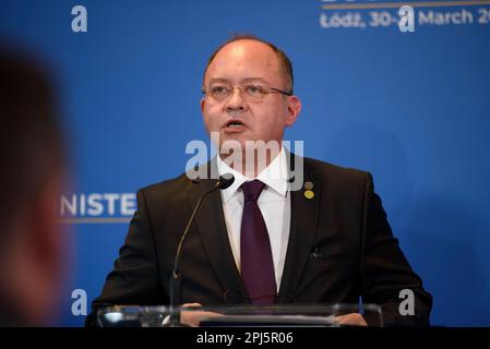 Lodz, Warschau, Polen. 31. März 2023. Der rumänische Außenminister Bogdan Aurescu hält am 30. März 2023 während des Ministertreffens Bukarest Nine (B9) in Lodz (Polen) eine Pressekonferenz ab. Die Gespräche zwischen den Außenministern werden sich angesichts der russischen Aggression gegen die Ukraine auf Sicherheitsfragen in der Region konzentrieren. Auch NATO-Beamte und Vertreter aus Schweden, Finnland und Spanien werden erwartet. (Kreditbild: © Aleksander Kalka/ZUMA Press Wire) NUR REDAKTIONELLE VERWENDUNG! Nicht für den kommerziellen GEBRAUCH! Stockfoto