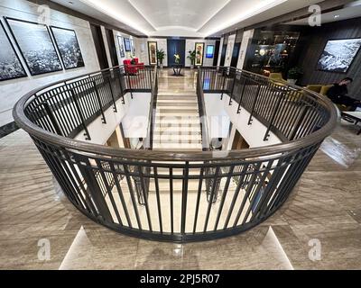 26 2 2023 elegante symmetrische Zäune oder Handläufe um Treppen im Fußballverein in Happy Valley, Hongkong (HKFC) Stockfoto