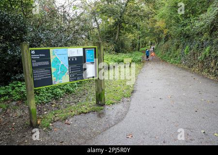 Ein Schild am Helston Drive auf dem Penrose Estate, in der Nähe von Helston, Cornwall, England, Großbritannien, FOTO WURDE VON EINEM ÖFFENTLICHEN FUSSWEG AUFGENOMMEN Stockfoto