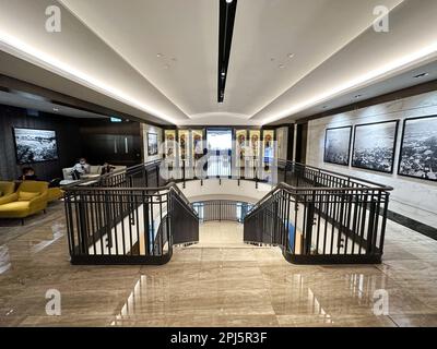 26 2 2023 elegante symmetrische Zäune oder Handläufe um Treppen im Fußballverein in Happy Valley, Hongkong (HKFC) Stockfoto