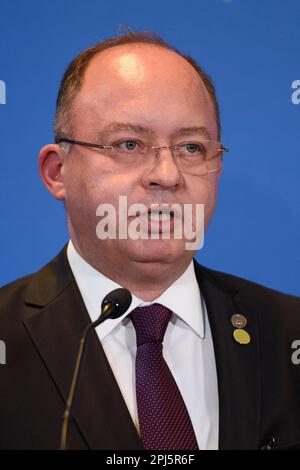 Lodz, Warschau, Polen. 31. März 2023. Der rumänische Außenminister Bogdan Aurescu hält am 30. März 2023 während des Ministertreffens Bukarest Nine (B9) in Lodz (Polen) eine Pressekonferenz ab. Die Gespräche zwischen den Außenministern werden sich angesichts der russischen Aggression gegen die Ukraine auf Sicherheitsfragen in der Region konzentrieren. Auch NATO-Beamte und Vertreter aus Schweden, Finnland und Spanien werden erwartet. (Kreditbild: © Aleksander Kalka/ZUMA Press Wire) NUR REDAKTIONELLE VERWENDUNG! Nicht für den kommerziellen GEBRAUCH! Stockfoto