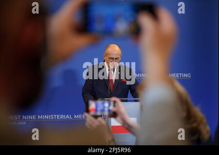 Lodz, Warschau, Polen. 31. März 2023. Der polnische Außenminister Zbigniew Rau spricht während einer Pressekonferenz nach dem Ministertreffen von Bukarest Nine (B9) am 30. März 2023 in Lodz, Polen. Die Gespräche zwischen den Außenministern werden sich angesichts der russischen Aggression gegen die Ukraine auf Sicherheitsfragen in der Region konzentrieren. Auch NATO-Beamte und Vertreter aus Schweden, Finnland und Spanien werden erwartet. (Kreditbild: © Aleksander Kalka/ZUMA Press Wire) NUR REDAKTIONELLE VERWENDUNG! Nicht für den kommerziellen GEBRAUCH! Stockfoto