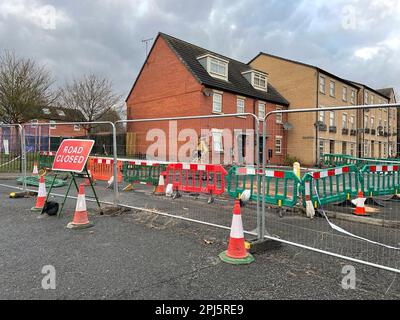 Die Szene auf der Grampian Way, Sinfin, in Derby, von Schäden an zwei Häusern durch einen 14-jährigen Jungen am 25. Februar. Der Teenager, der aus rechtlichen Gründen nicht benannt werden kann, setzte sich hinter das Steuer eines gestohlenen Volkswagen Sharan und erreichte Geschwindigkeiten von über 30mph km/h, bevor er abstürzte. Der Junge gab später zu, dass er ein Fahrzeug ohne Einwilligung nahm und ohne Führerschein oder Versicherung fuhr. Foto: Freitag, 31. März 2023. Stockfoto