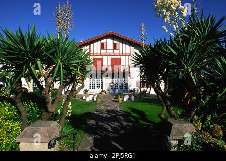 Baskenland. Das Dorf Ainhoa hat seine traditionellen Häuser aus dem 16. Jahrhundert in Rot und Grün bewahrt. Hier das Hotel und Restaurant Ithurria. Stockfoto