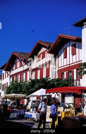 Frankreich. Pyrenäen-Atlantiques (64) Baskenland. Die traditionellen Häuser von Ainhoa, die als eines der schönsten Dörfer Frankreichs bezeichnet werden Stockfoto