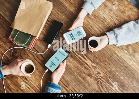 Online-Shopping. Online bezahlen. Produktbestellung im Online-Shop über Smartphone. Zahlungsbestätigung auf dem Bildschirm. Online-Banking. Bezahlung für Online-sh Stockfoto