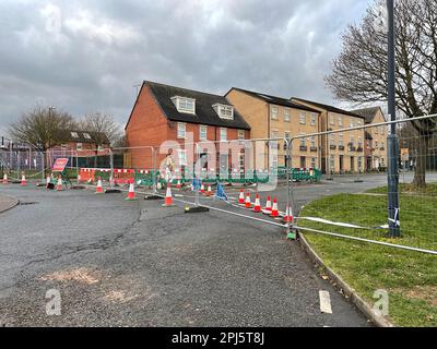 Die Szene auf der Grampian Way, Sinfin, in Derby, von Schäden an zwei Häusern durch einen 14-jährigen Jungen am 25. Februar. Der Teenager, der aus rechtlichen Gründen nicht benannt werden kann, setzte sich hinter das Steuer eines gestohlenen Volkswagen Sharan und erreichte Geschwindigkeiten von über 30mph km/h, bevor er abstürzte. Der Junge gab später zu, dass er ein Fahrzeug ohne Einwilligung nahm und ohne Führerschein oder Versicherung fuhr. Foto: Freitag, 31. März 2023. Stockfoto