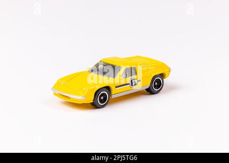 Nahaufnahme eines gelben Matchbox 1972 Lotus Europa Special LOTUS isoliert auf weißem Hintergrund Stockfoto