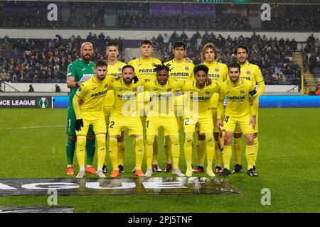 BRÜSSEL, BELGIEN - MÄRZ 9: TeamPhoto von Villarreal CF mit Pepe Reina von Villarreal CF, Jorge Cuenca von Villarreal CF, Juan Foyth von Villarreal CF, Dani Parejo von Villarreal CF, Samuel Chukwueze von Villarreal CF, Johan Mojica von Villarreal CF, Trigueros von Villarreal CF, Álex Baena CF, Real Jose Morales von Villarreal CF, Aissa Mandi von Villarreal CF und Jorge Pascual von Villarreal CF vor dem Spiel der 16. Etappe 1 – UEFA Europa Conference League zwischen RSC Anderlecht und Villarreal CF im Anderlecht Stadium am 9. März 2023 in Brüssel, Belgien (Foto: Joris Verwijst/O Stockfoto